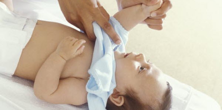 8 Trik Memakaikan Baju Bayi