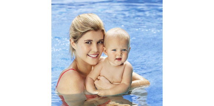 Persiapan Mengajak Bayi ke Kolam Renang Umum