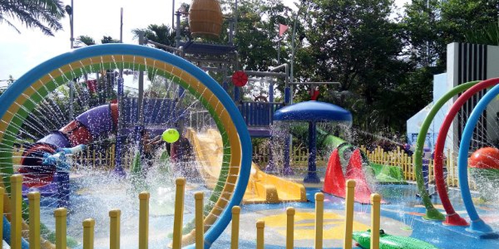 Serunya Main Air di Taman Bermain