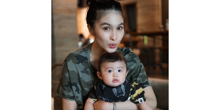 Usia Anak 6 Bulan, Sandra Dewi Ajak Si Kecil Vaksin