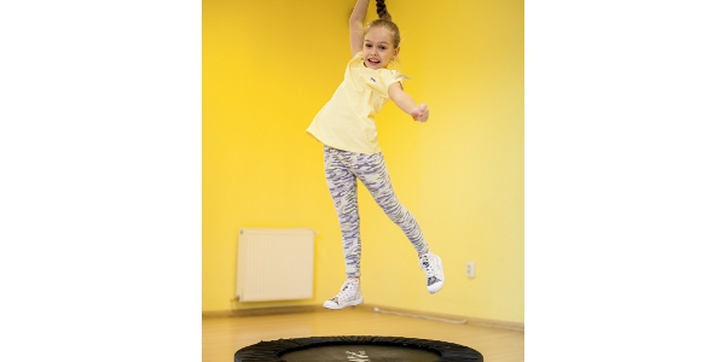 4 Tips Aman Bermain Trampolin 