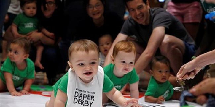 Wah, Serunya Lomba Balap Bayi Merangkak Ini!