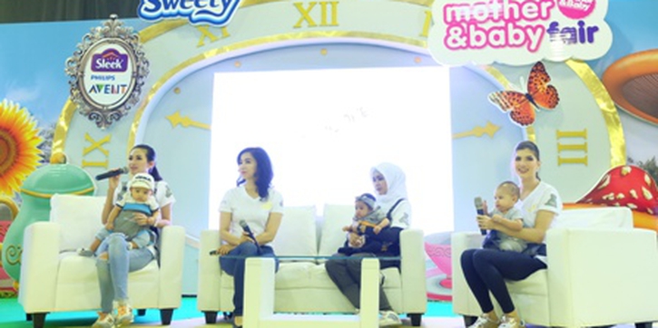 3 Selebriti Moms Berbagi Tips Memilih Gendongan Bayi