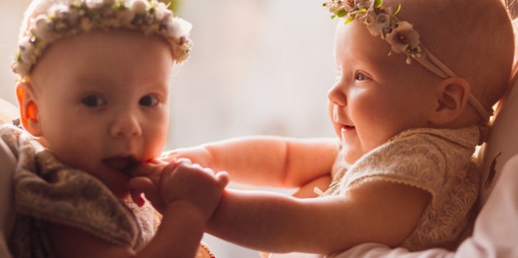 4 Tips Merawat Bayi Kembar