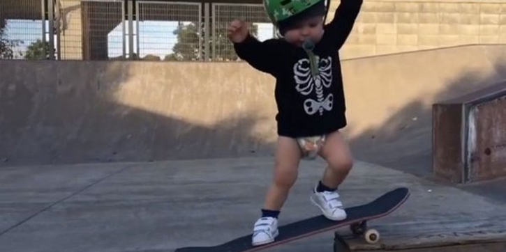 Balita Bermain Skate Board