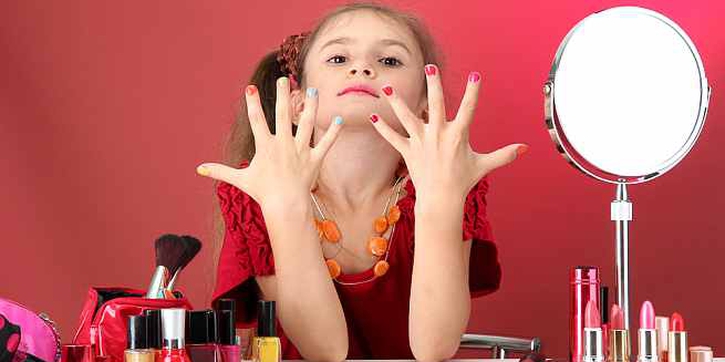 Anak Suka Main Alat Make Up? Ini Solusinya!