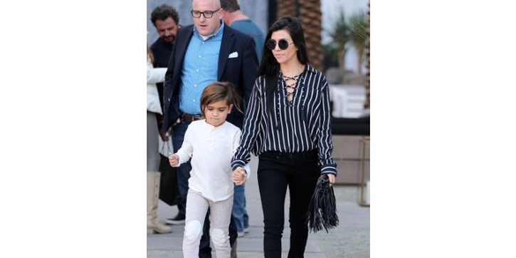 Gaya Simpel tapi Keren Kourtney Kardashian