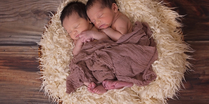 7 Tips Memberi Nama Bayi Kembar