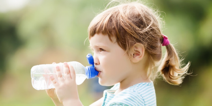 Anak Tidak Suka Minum Air Putih? 4 Cara Ini Solusinya