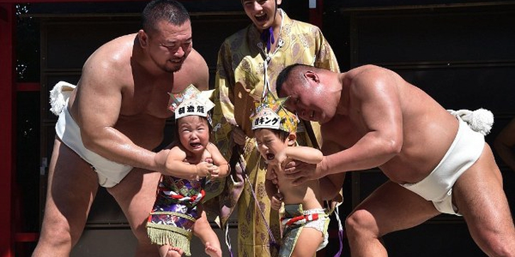 Bayi Ikut Sumo dan Harus Menangis!