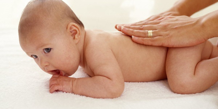 Bahayakah Ajak Bayi ke Ahli Pijat?