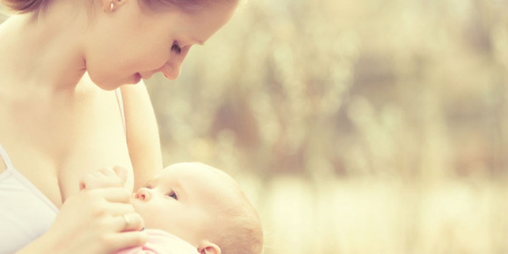 6 Tips Nyaman dan Lancar Menyusui Bayi saat Mudik