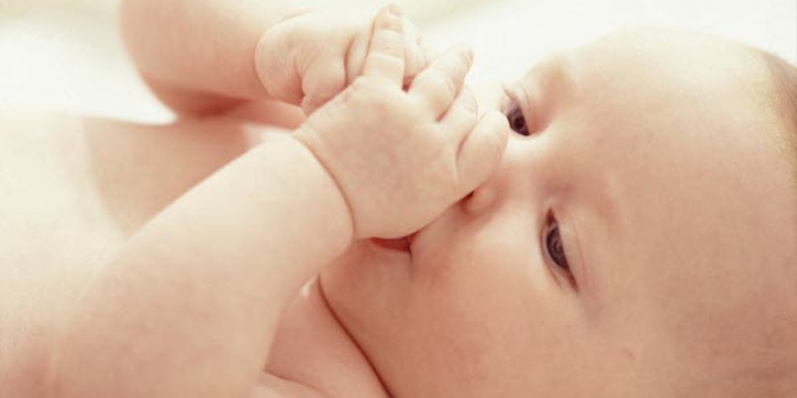 Kebiasaan Bayi Memasukkan Tangan ke Mulut