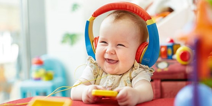 Lagu The Happy Song Terbukti Membuat Bayi Tertawa Riang