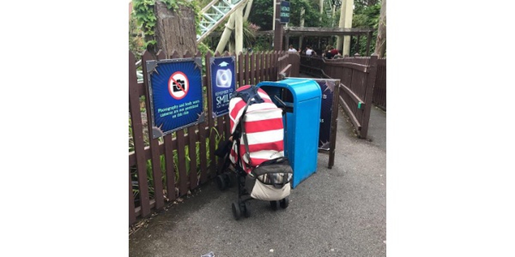 Aduh, Bayi Ditinggal Orangtuanya Sendirian di Stroller!