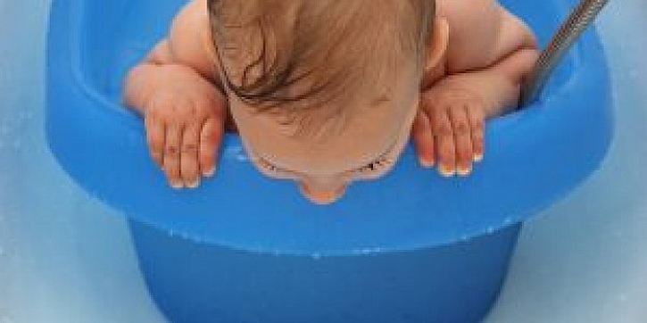 Jangan Memandikan Bayi Terlalu Lama, Ini Dampaknya!