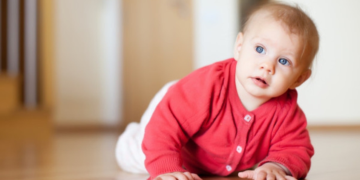 Bayi Melewati Fase Merangkak, Perlukah Moms Khawatir?