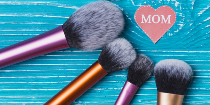 5 Langkah Mudah Membersihkan Kuas Make Up