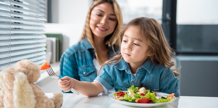 Makan Sayur Seru Bersama Boneka Kesayangan