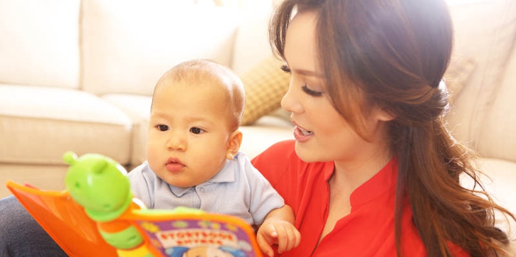 5 Manfaat Membacakan Buku Cerita Untuk Bayi