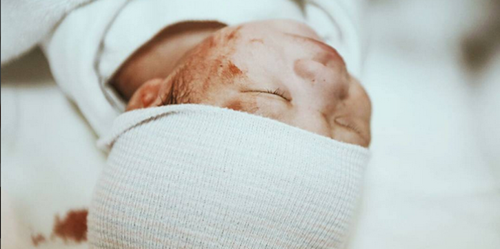Putri Titian Abadikan Persalinan lewat Foto