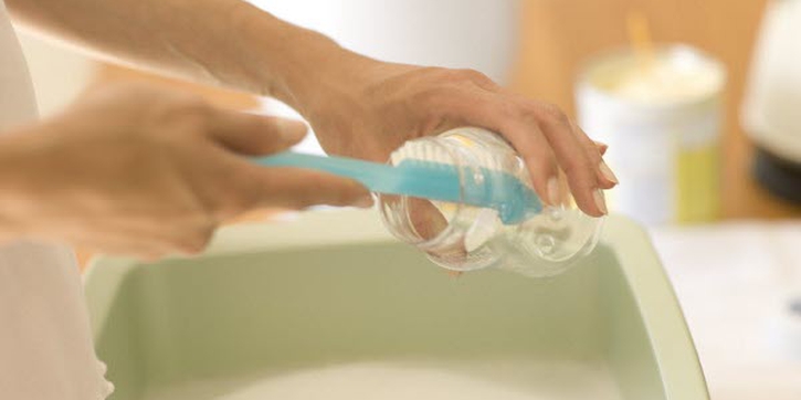 Tip Membersihkan Botol Susu Si Kecil