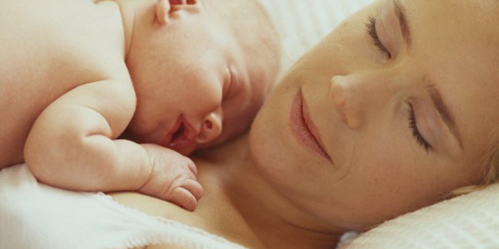 Tidur Malam Bersama Bayi Tingkatkan Bonding