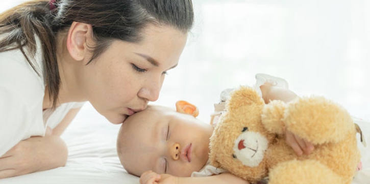 6 Kasus Bayi yang Terjadi di Dunia Setelah Dicium