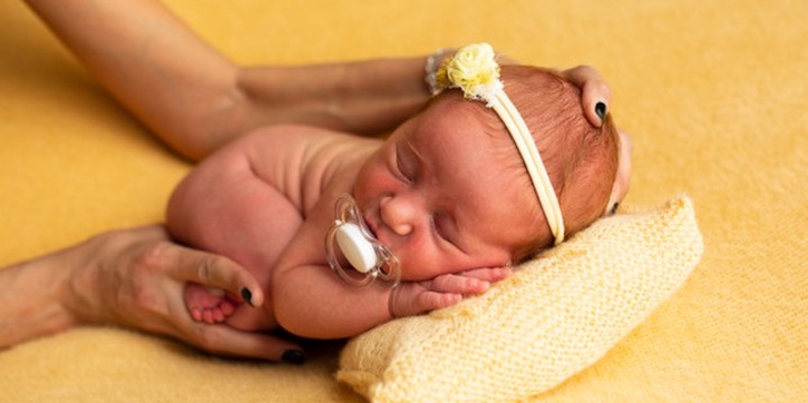 Tips Mudah Memotret Newborn di Rumah ala Fotografer Profesional