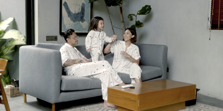 Gaya Keren #DiRumahAja ala Ellyse Sinsilia & Ernanda Putra