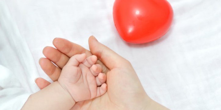 Penyebab Bayi Muntah dan Cara Mengatasinya