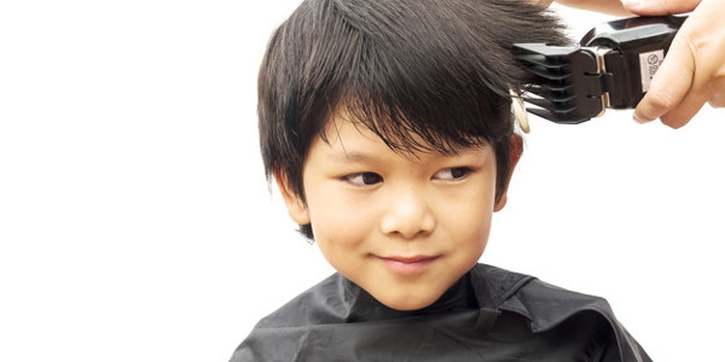 7 Trik agar Anak Mau Potong Rambut