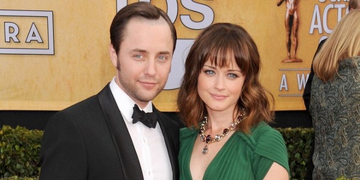 Alexis Bledel Semakin Cantik setelah Menjadi Ibu