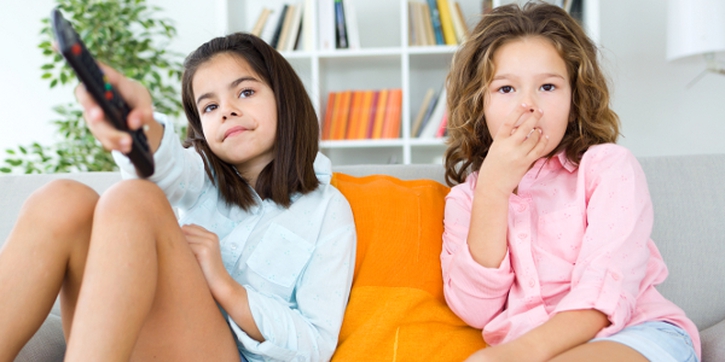 Risiko Obesitas Bila Menaruh TV di Kamar Tidur Anak