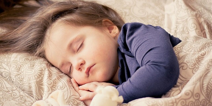 5 Tahapan Ampuh untuk Melatih Anak Tidur Sendiri