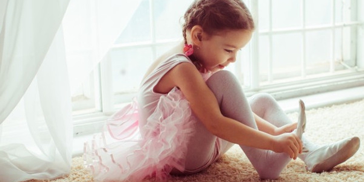 5 Langkah Mengajarkan Anak Mengikat Tali Sepatu