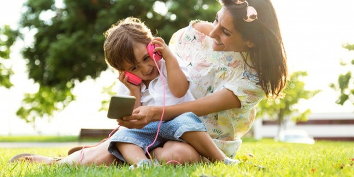Atasi Anak Kecanduan Gadget? Ibu Harus Punya Skill Ini