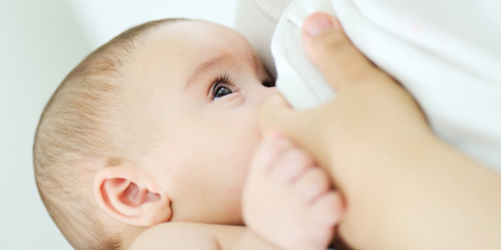 Moms, Ini Beda Muntah Normal pada Bayi dan Muntah Berbahaya