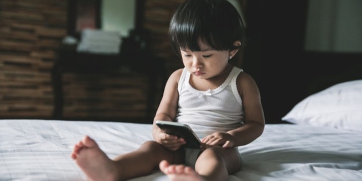 Bagaimana Manfaatkan Gadget Tanpa Bikin Anak Ketergantungan?