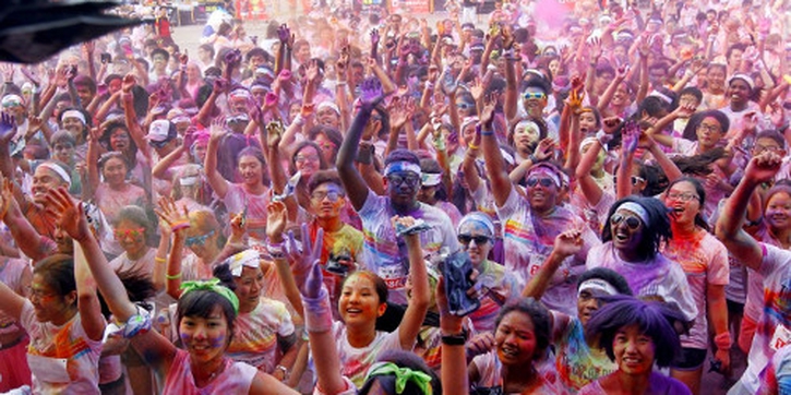 Lari Seru Bareng Keluarga di Color Run 2017