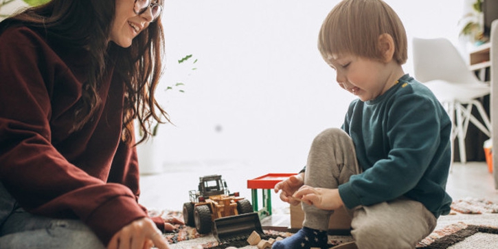 Tips Melatih Anak Berpikir Kritis yang Perlu Moms Ketahui
