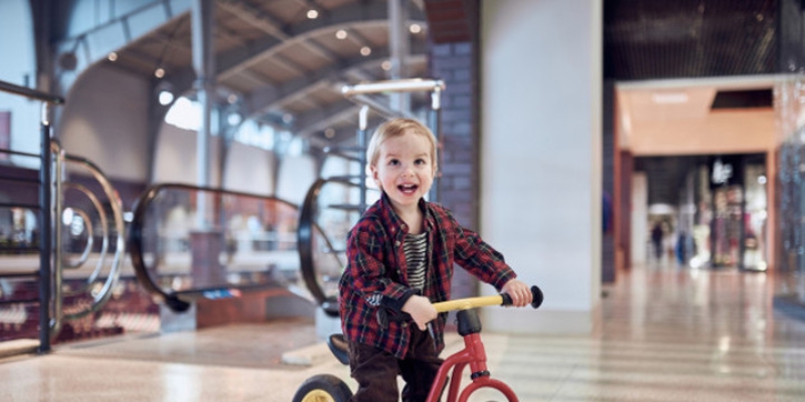 Deretan Anak Selebriti yang Menggunakan Balance Bike
