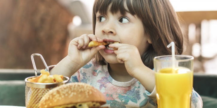 Moms, Ini Cara Mengatasi Anak yang Tak Berhenti Makan
