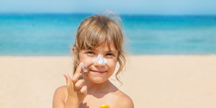 Rekomendasi Sunscreen dan Sunblock untuk Anak