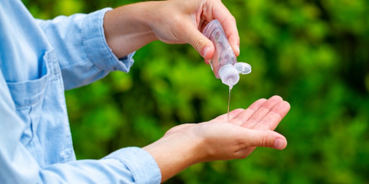 Beda Hand Sanitizer & Tisu Basah untuk Bersihkan Tangan