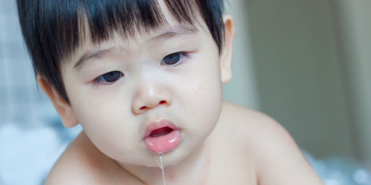 Ketahui Penyebab Bayi Mengiler dan Penanganannya