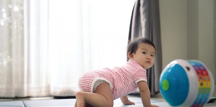 Bayi Merangkak Mundur, Normalkah?