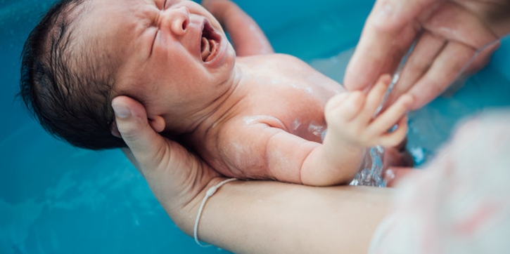 5 Bahaya Water Birth yang Perlu Anda Waspadai