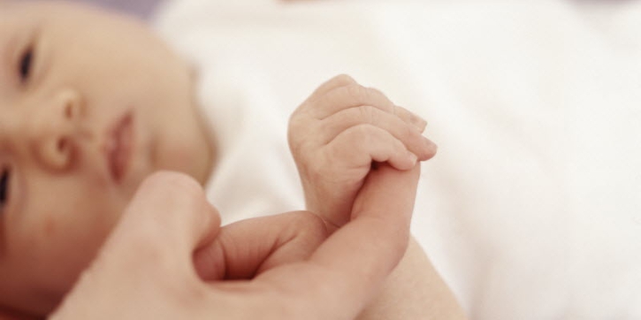 Melatih Rasa dan Kepekaan Bayi 0-3 Bulan