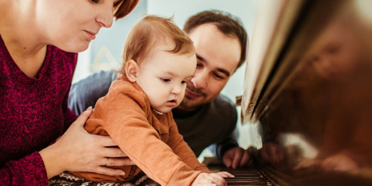 4 Manfaat Mengenalkan Musik pada Bayi